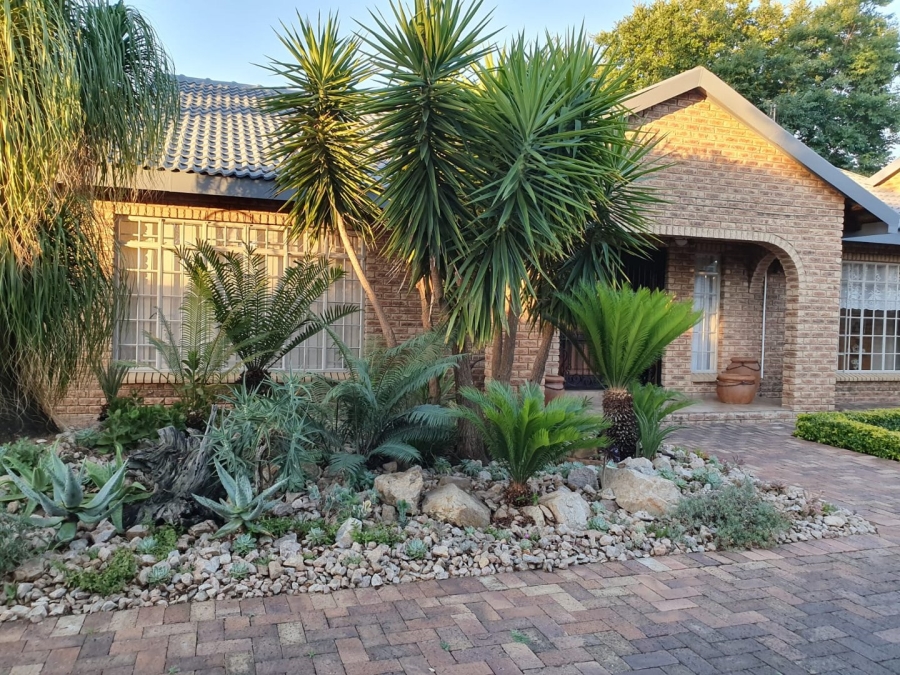 6 Bedroom Property for Sale in Flimieda North West